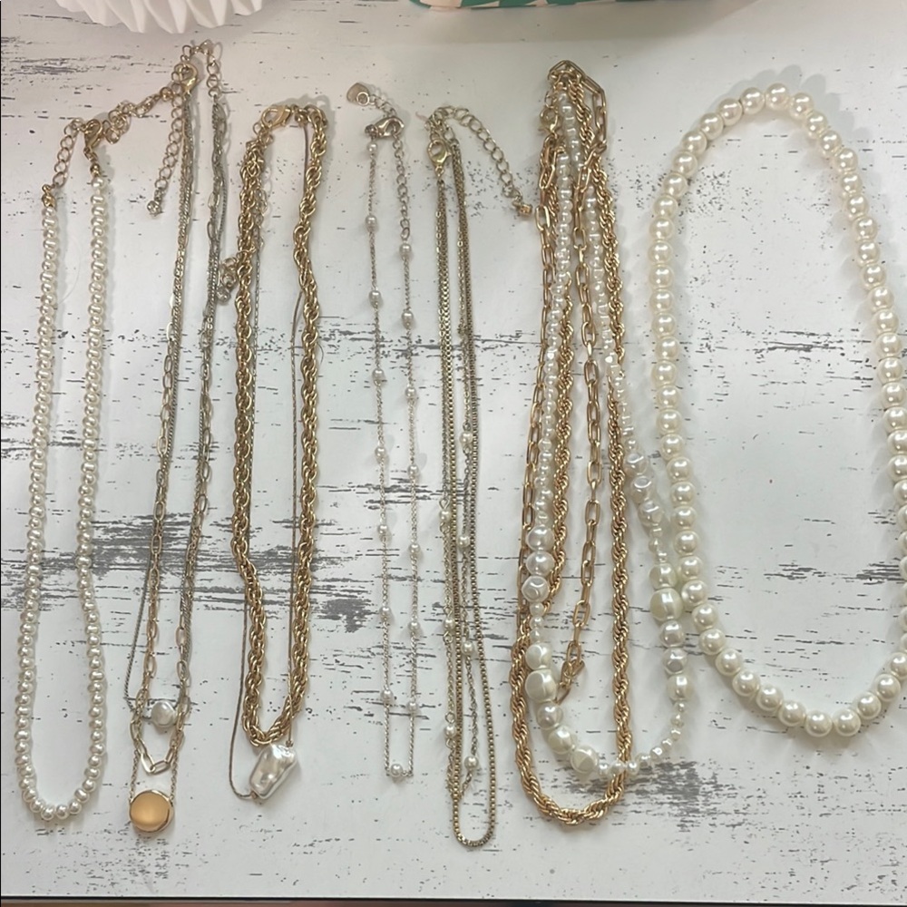 Set of 7 gold and pearl necklaces